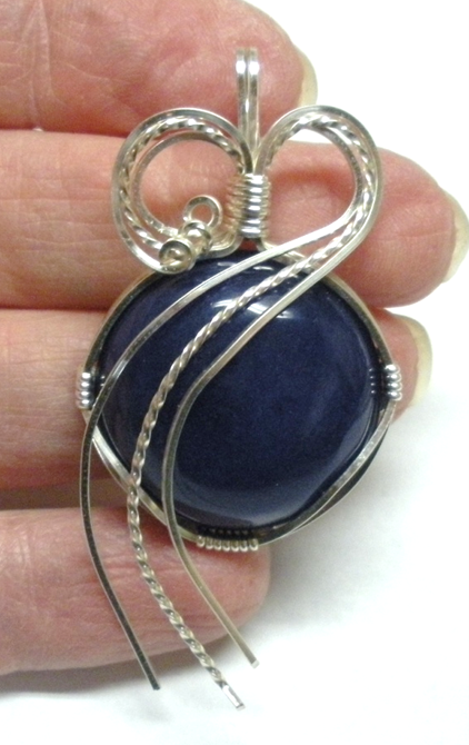 Judy Larson's Sweetheart Pendant - , Classic Wire Jewelry, Wire Wrapping, Wrapping, Wire Wrapping Jewelry, Make a curved sweep over the top of the cabochon with the wires from the right side.